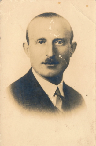 Mozes Wijnberg veilingmeester - directeur van de Coöperatieve Veilingvereniging Twenthe 1-1-1930 tot ongeveer 1942.jpeg