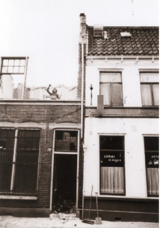 Walstraat 69 Voorzijde van pand dat wordt gesloopt en rechts Turks café Lokal 19 Mayis 1976..jpg