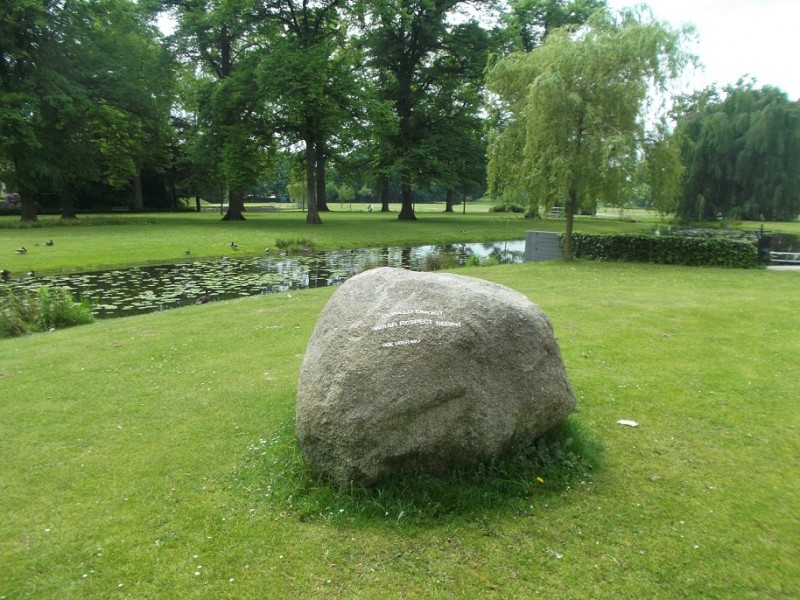 Volkspark Dikke steen monument tegen zinloos geweld.JPG