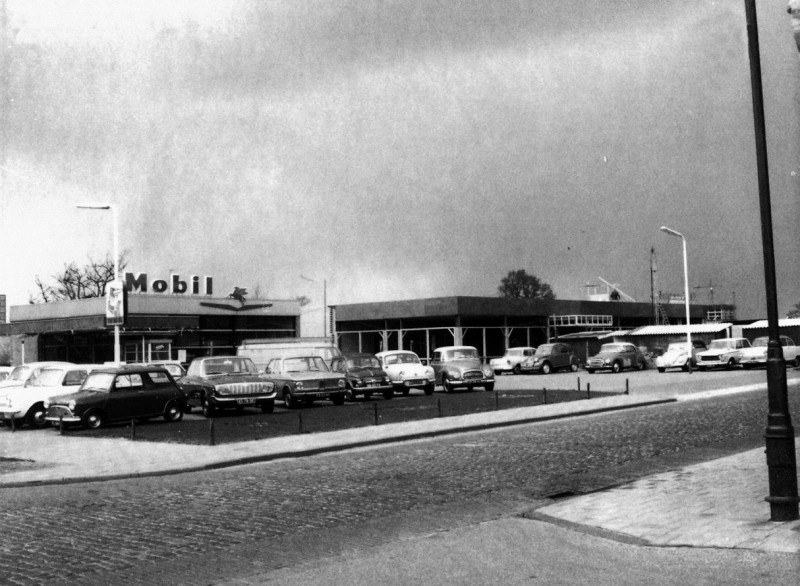 Voortsweg 145 Autobedrijf Brefeld op de hoek met de Hulsmaatstraat en Potsweg  omstreeks 1968. Met Mobil tankstation.jpg