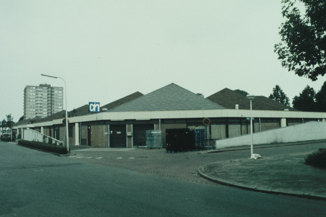 Rijnstraat 20 Winkelcentrum Deppenbroek met Albert Heijn jaren 90.jpeg