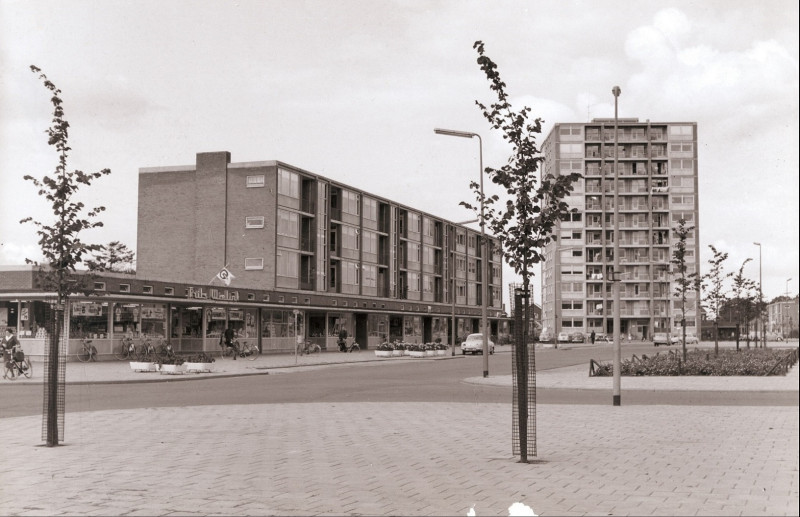 Fazantstraat 155 Winkelcentrum Mekkelholt met flatwoningen en torenflat. Zichtbaar o.a. de winkel van Frits Wielink.jpg